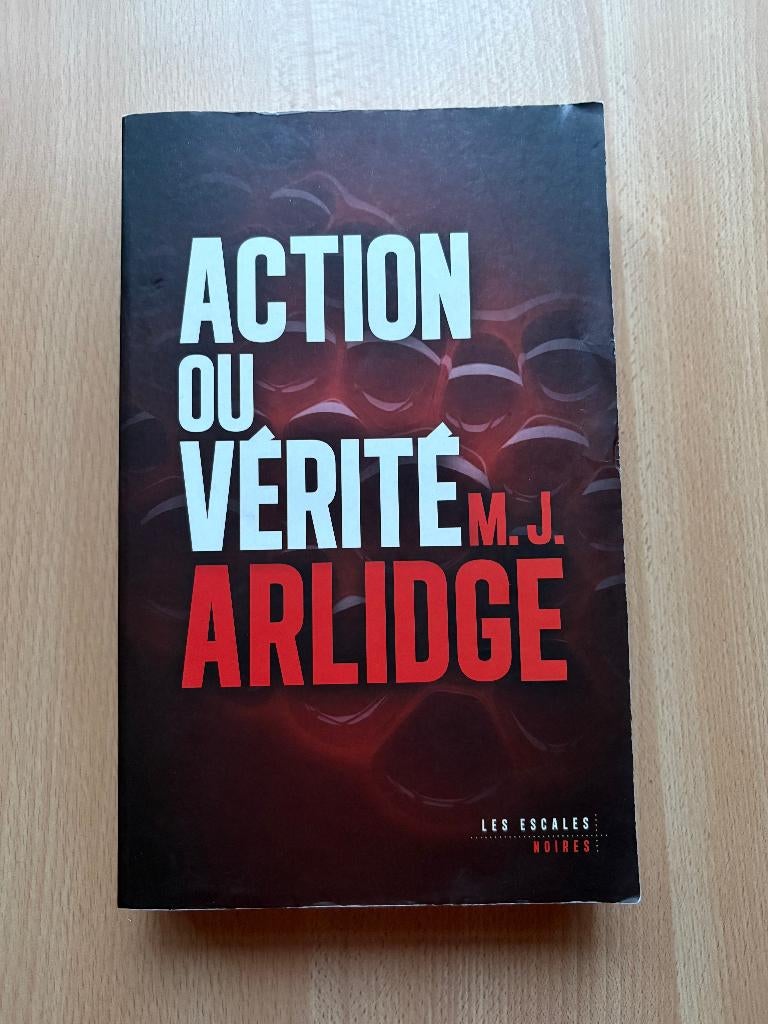 Waarheid of durf, Boeken, Europa overig, M. J. Arlidge, Ophalen, Gelezen