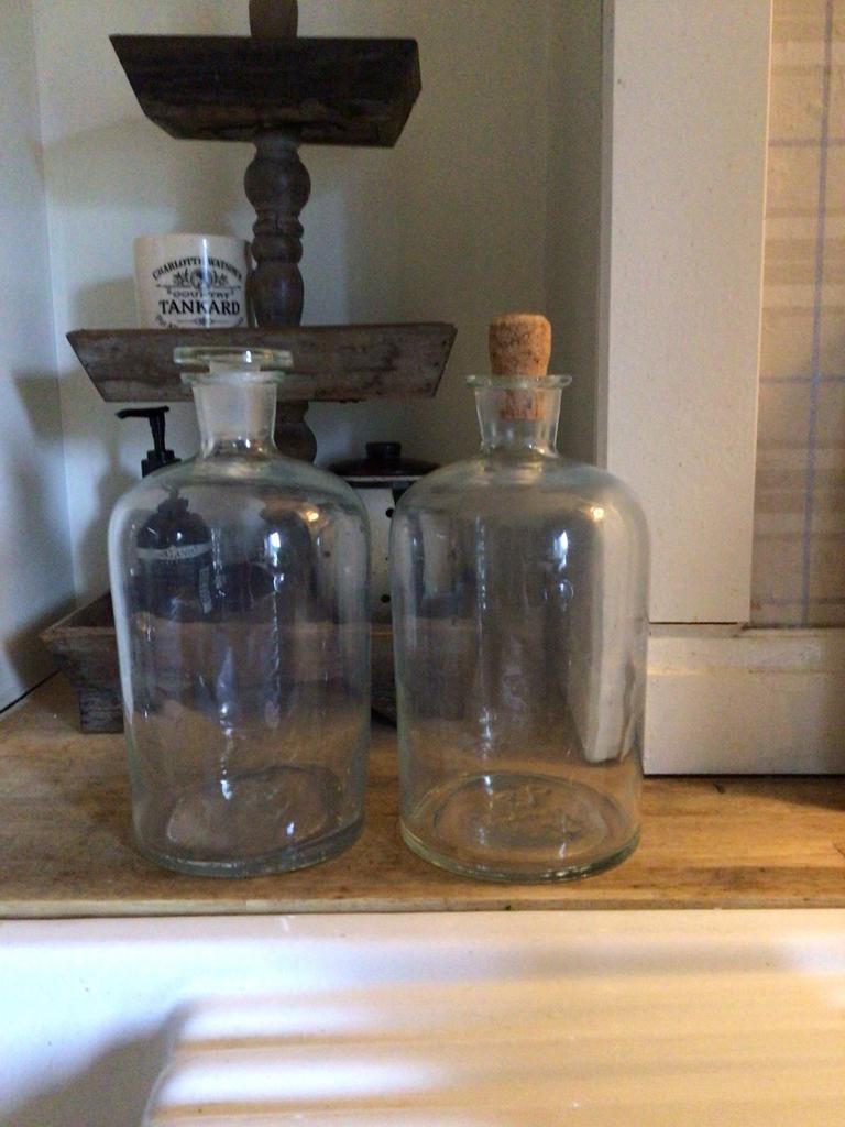 Twee grote voorraad of apothekersflessen. 25 cm hoog., Ophalen, Gebruikt, Overige typen