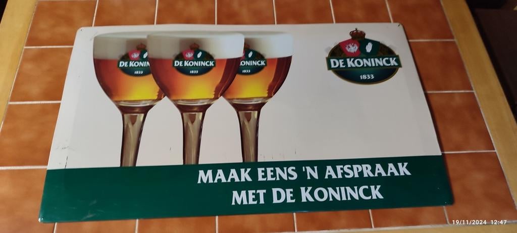 Grote reclame in plaatwerk BIÈRE DE KONINCK., Verzamelen, Ophalen, Gebruikt, Reclamebord, Plaat of Schild, De Koninck