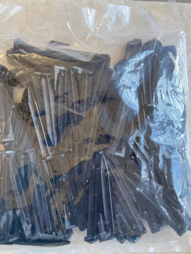 Fixations câbles guides tondeuse robot, 10€ les 100 pièces., Jardin & Terrasse, Enlèvement, Neuf