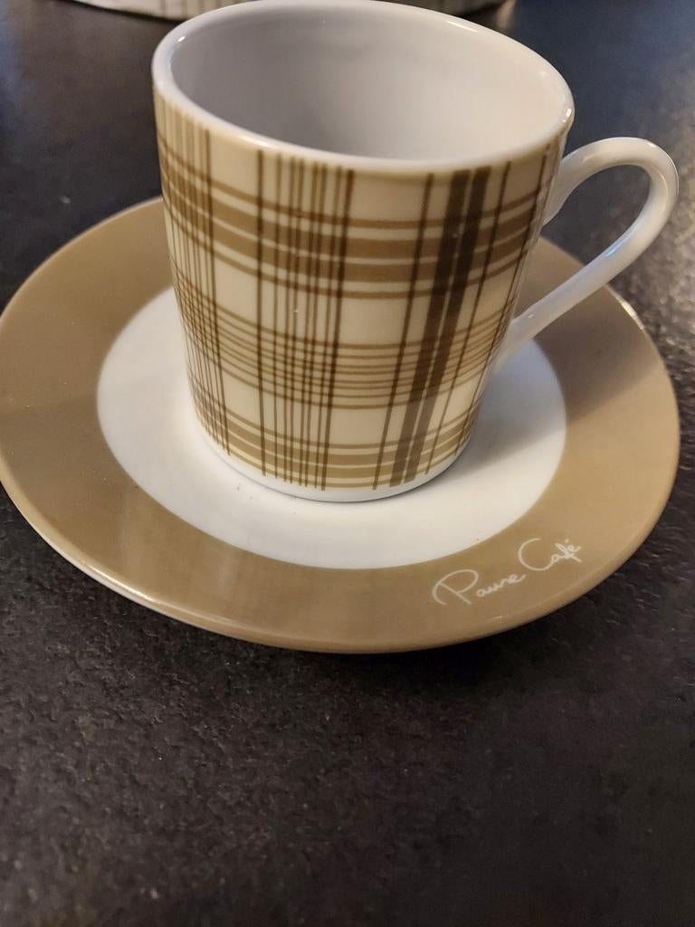 6 tasses et soucoupes, Enlèvement