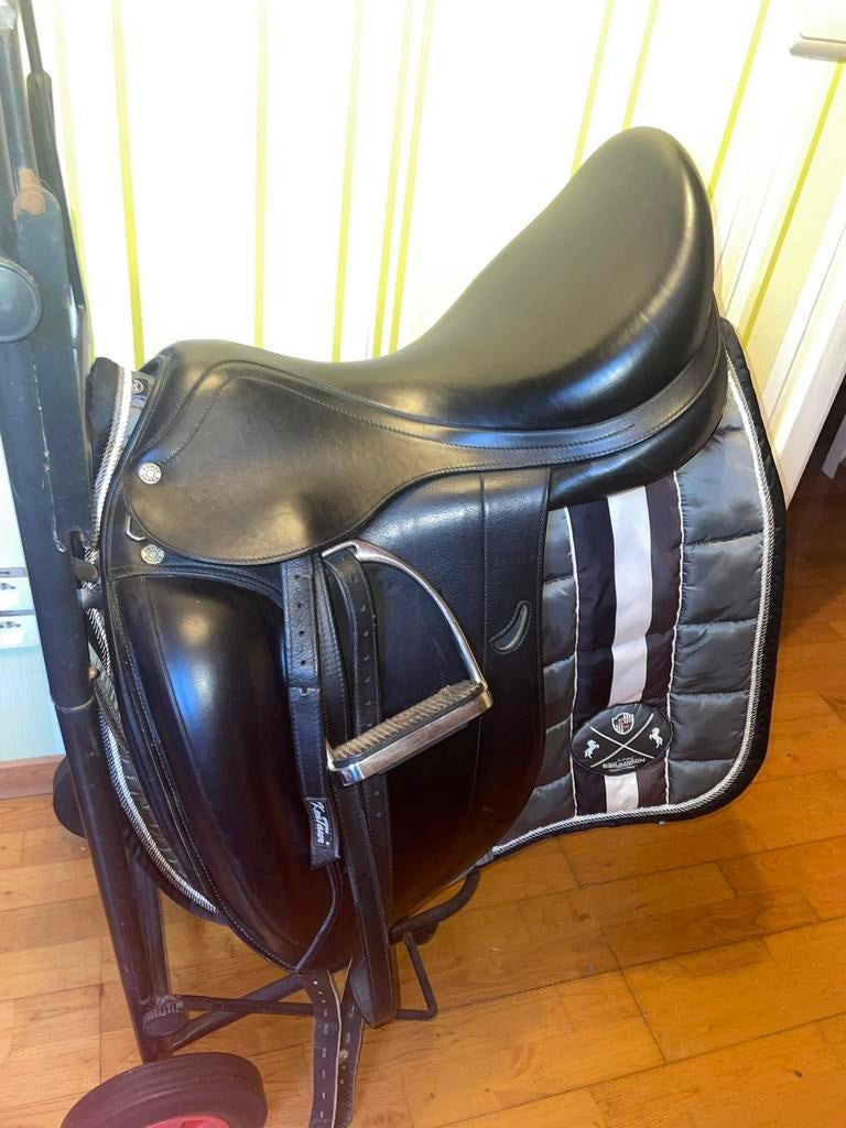 Equipe emporio dressuurzadel, Animaux & Accessoires, Chevaux & Poneys | Selles, Enlèvement, Utilisé, Dressage
