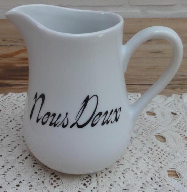Vintage Frans wit porseleinen NOUS DEUX kannetje, Pillivuyt, Antiquités & Art, Enlèvement ou Envoi