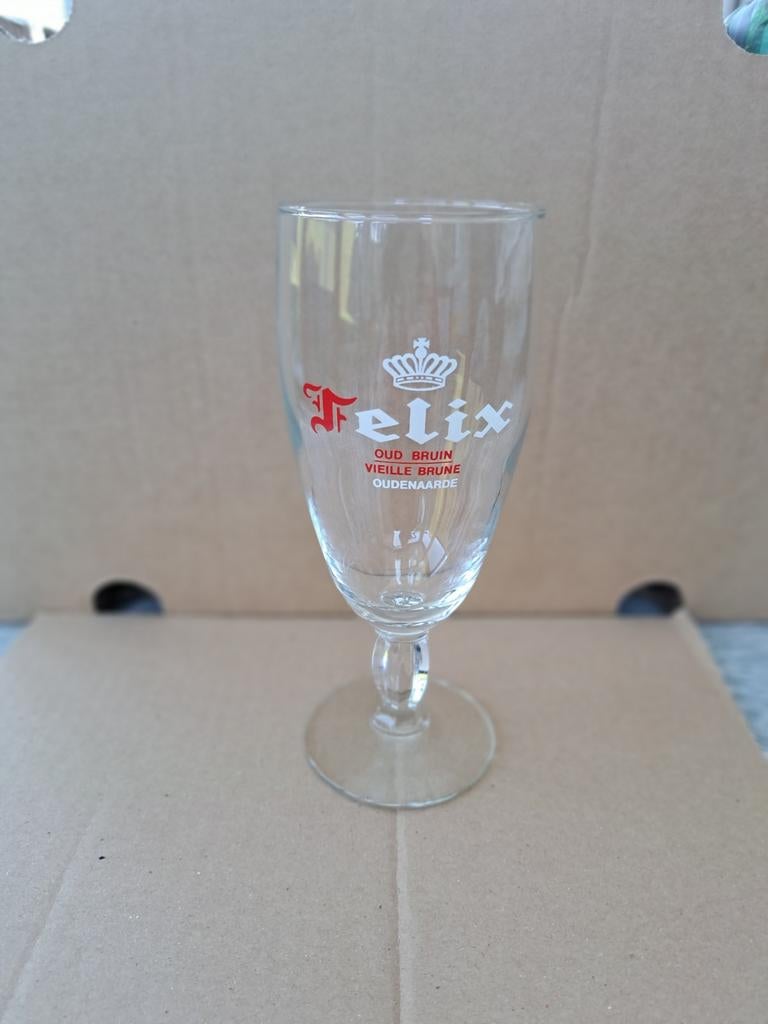 1 retro bierglas op voetje van FELIX oud bruin, Ophalen of Verzenden, Nieuw, Glas of Glazen, Overige merken