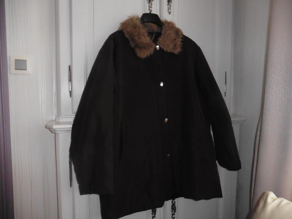 Mooie bruine jas met kraag van synthetisch bont, Non connue, Ophalen of Verzenden, Gedragen, Bruin