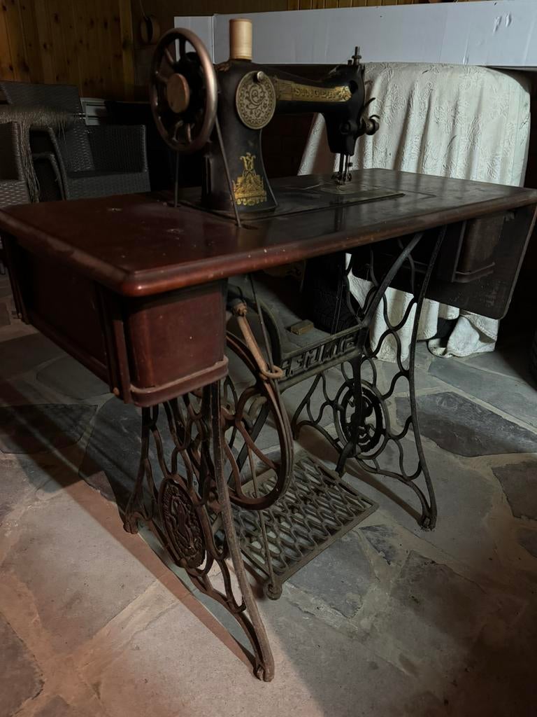 Antieke Singer trapnaaimachine met orginele kast, Enlèvement