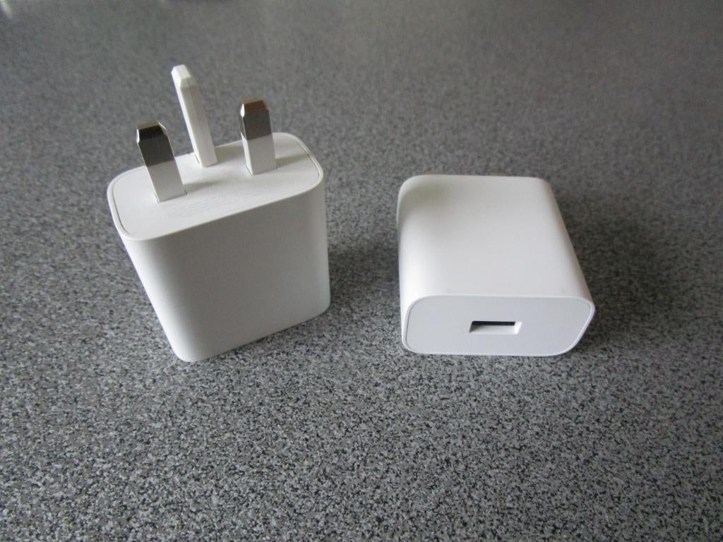 Reisstekker reisadapter Engeland/UK met USB poort (2 stuks), Ophalen of Verzenden, Zo goed als nieuw