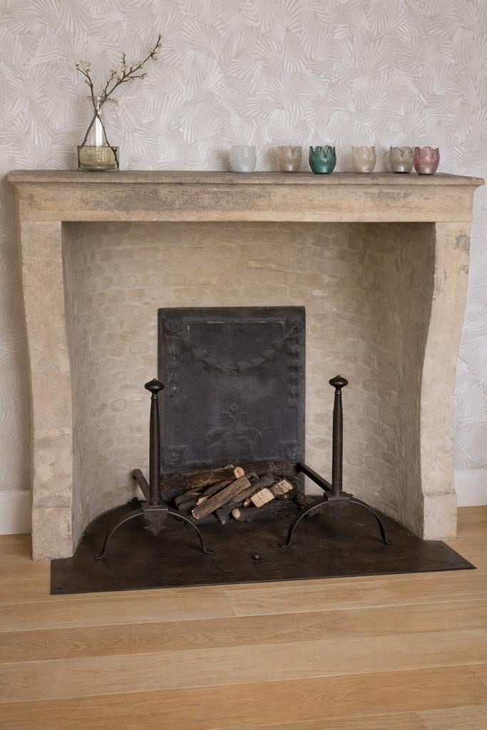 Antieke smeedijzeren vuurbokken met haardplaat – 18e eeuw, Huis en Inrichting, Haarden, Ophalen of Verzenden