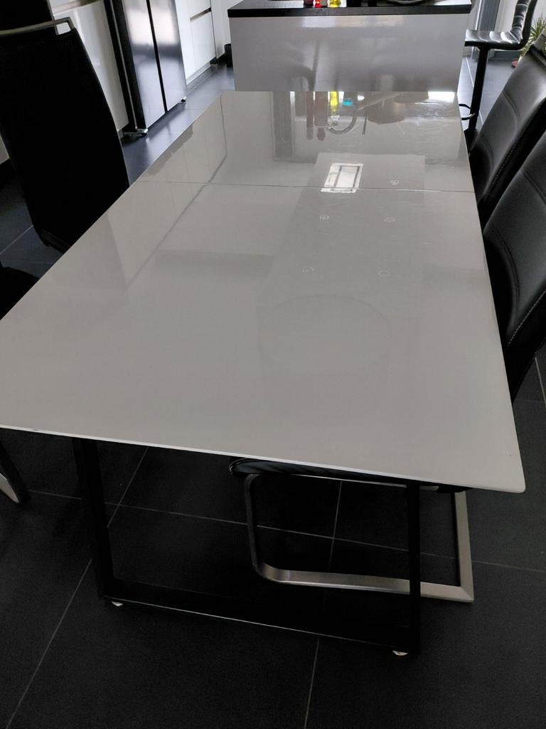 Eettafel met vier stoelen, Enlèvement