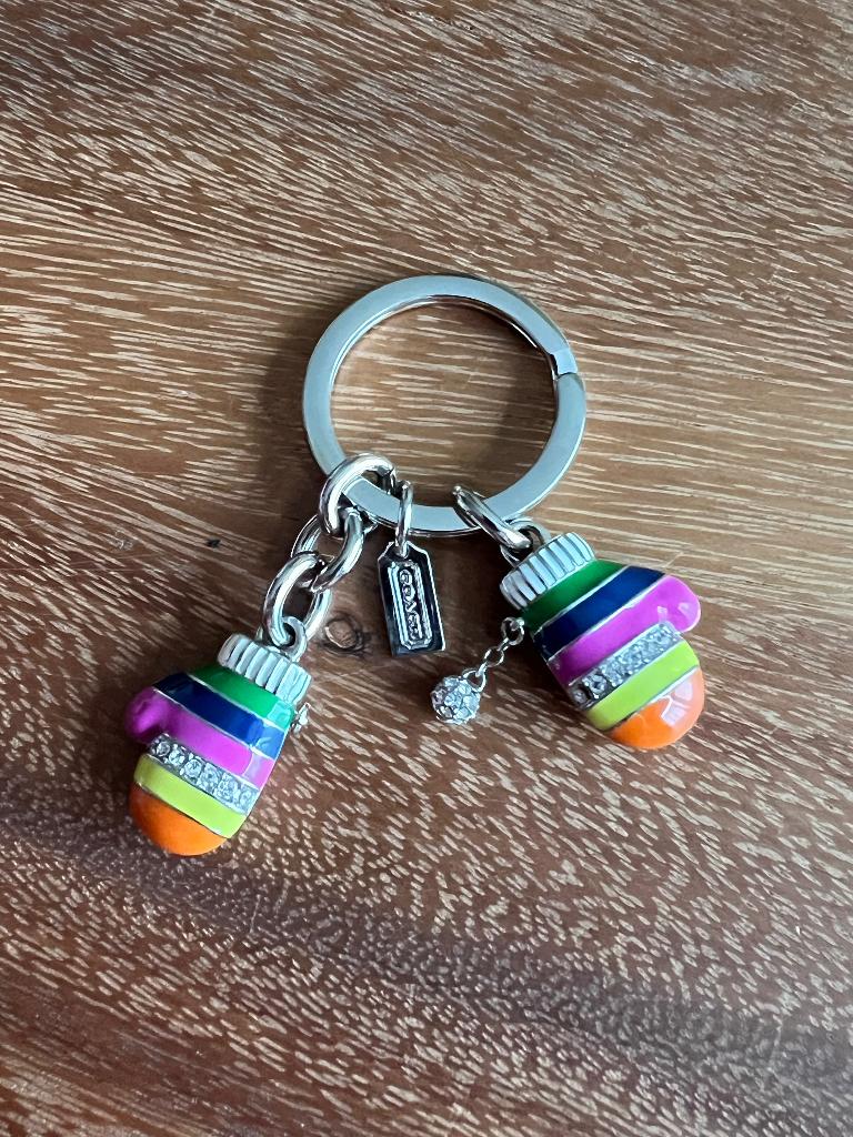 Coach Handtas Charm Sleutelhanger - Kerst Handschoen, Handtassen en Accessoires, Tassen | Damestassen, Ophalen of Verzenden, Nieuw