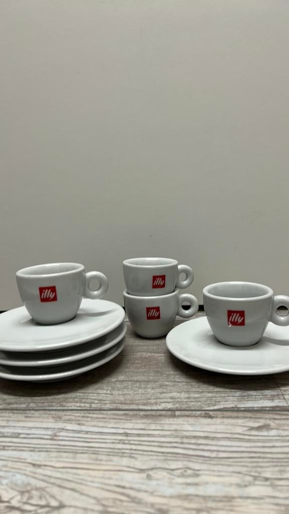 Illy espresso kopjes met schoteltjes, Huis en Inrichting, Keuken | Servies, Ophalen, Zo goed als nieuw, Porselein, Kop(pen) en/of Schotel(s)