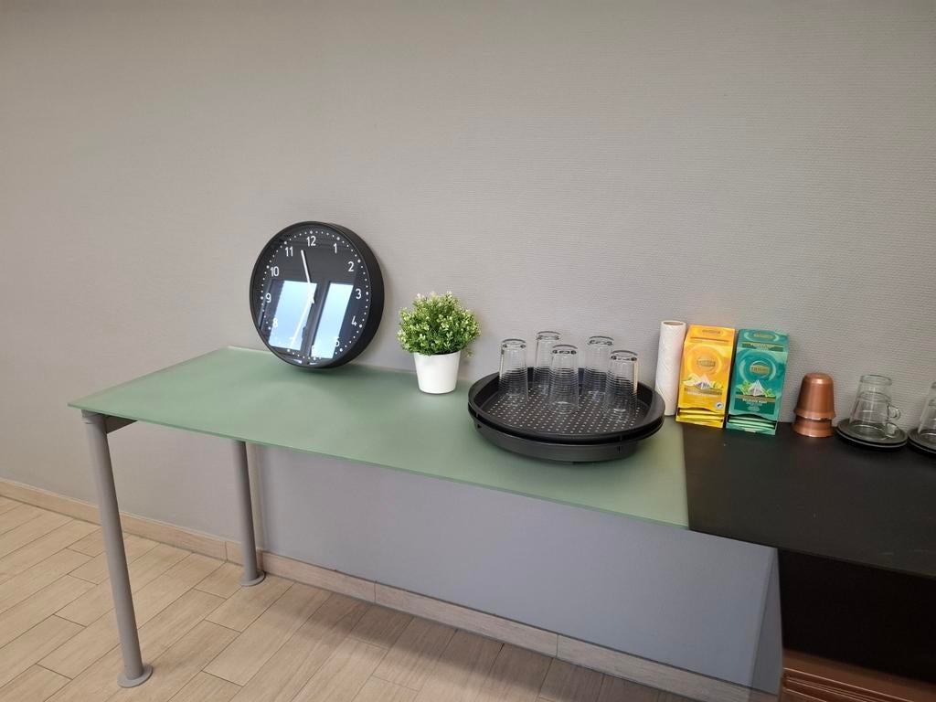 Glazen tafels met grijze poten (Bulo), Vergader- of Presentatieruimte, Ophalen, Gebruikt, Inrichting