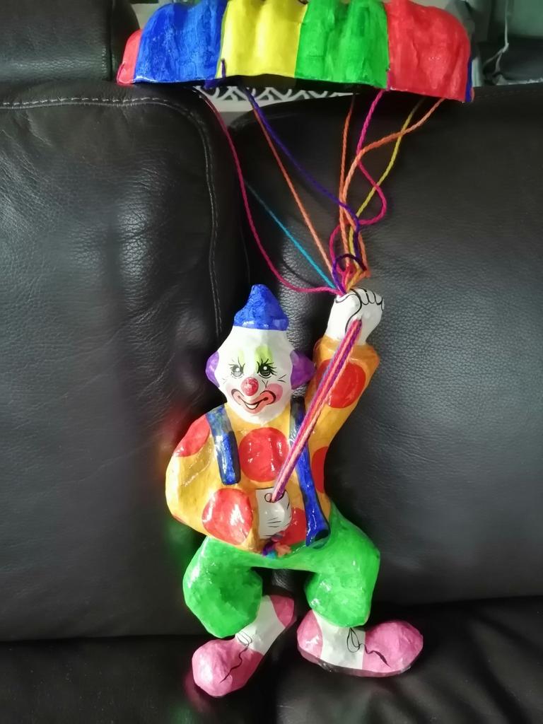 Vintage papier-maché handbeschilderde clown aan parachute, Ophalen of Verzenden, Zo goed als nieuw