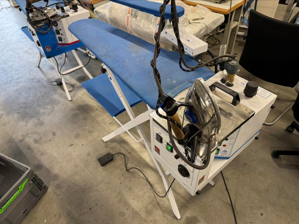 Strijktafel met ingebouwde ketel 5L arm en tafel zuigsysteem, Elektronische apparatuur, Strijkijzers en Strijkplanken, Ophalen of Verzenden