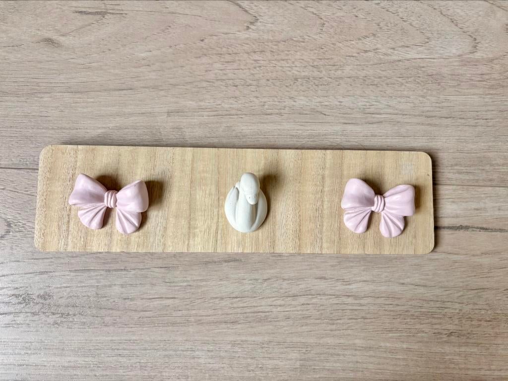 Kinderkapstok met strikjes en zwaan, Huis en Inrichting, Woonaccessoires | Kapstokken, Ophalen, Nieuw, Hout, Kinderkapstok