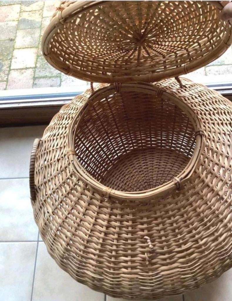 Om vintage mooie grote rieten mand in beslag te nemen, Ophalen