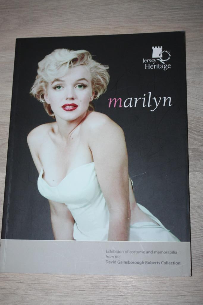 Boek Marilyn , Costume en Memorabilia , SC , 54 blz, Livres, Cinéma, Tv & Médias, Comme neuf, Personnages, Enlèvement ou Envoi