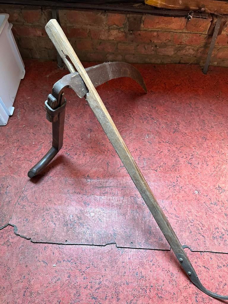 Faucille, Antiquités & Art