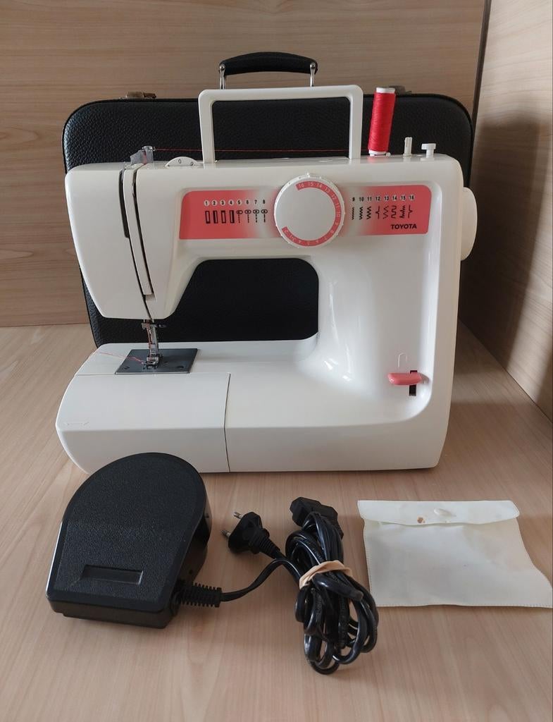 Machine à coudre Toyota, Hobby & Loisirs créatifs, Machines à coudre & Accessoires, Machine à coudre