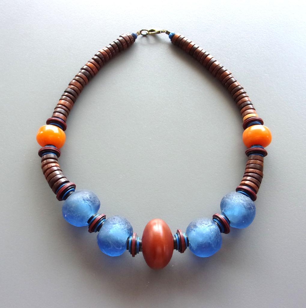 Collier africain bleu et miel verre du Ghana & bois exotique, Bijoux, Sacs & Beauté, Neuf, Enlèvement ou Envoi, Bleu, Autres matériaux