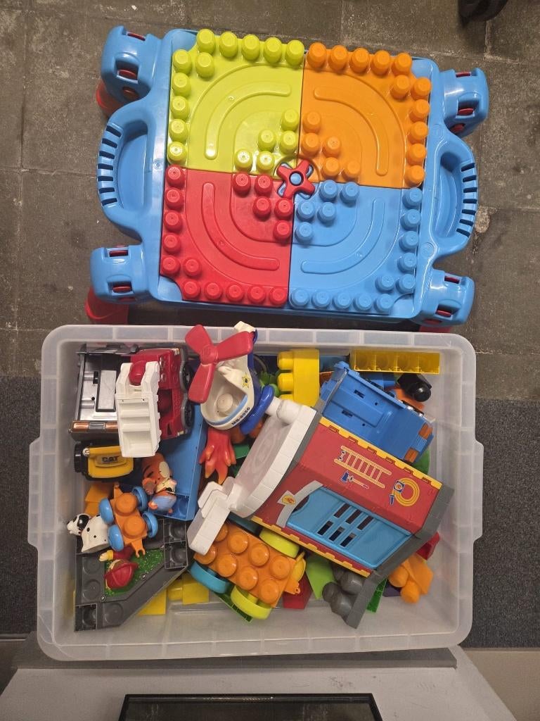 Mega bloks en tafeltje, Kinderen en Baby's, Speelgoed | Bouwstenen, Ophalen, Gebruikt, Megabloks