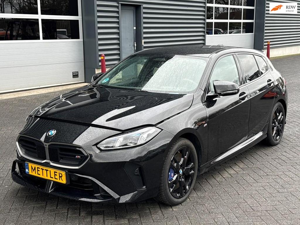 BMW 1-serie M135 xDrive, harman kardon, 360 camera, head up, Autos, 750 kg, Entreprise, Entretenue par le concessionnaire, Noir