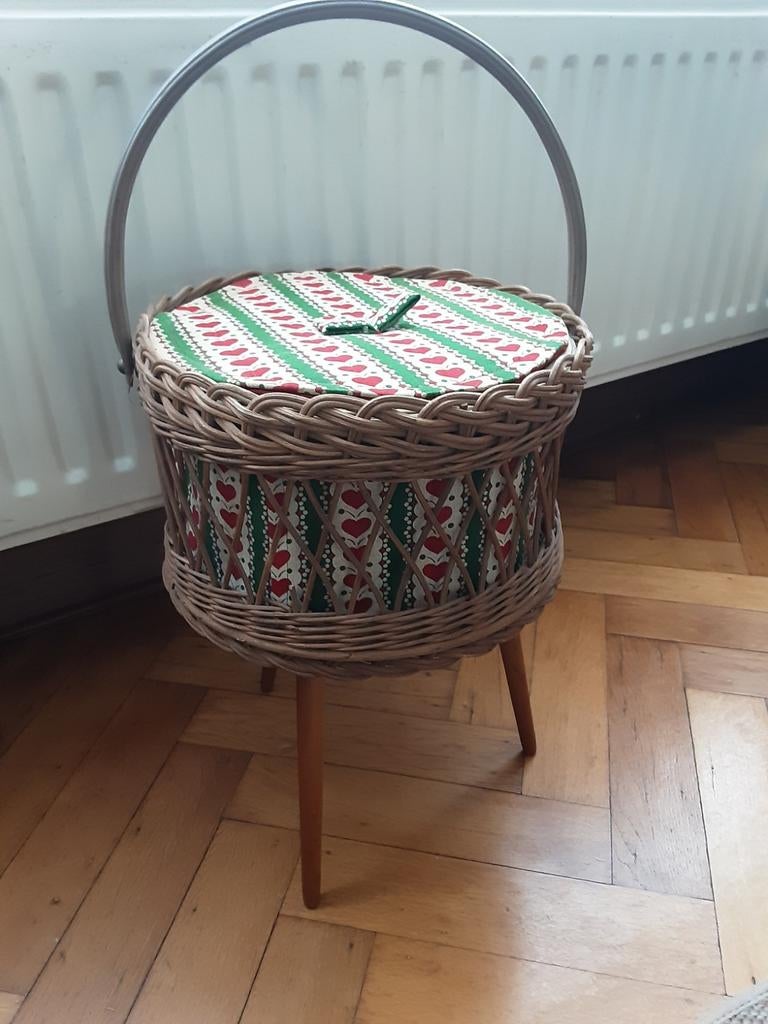 Retro naaimandje riet op pootjes !, Hobby en Vrije tijd, Ophalen, Gebruikt, Overige typen