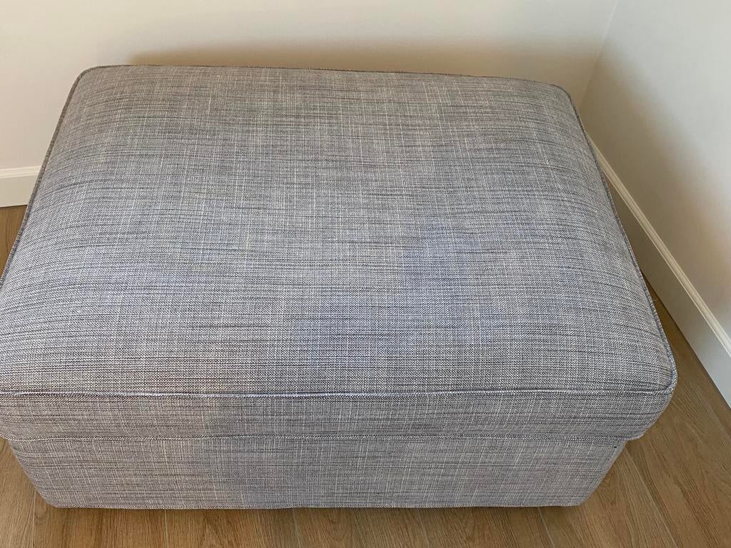 Grijze voetenbank te koop, Huis en Inrichting, Ophalen, Stof, 75 tot 100 cm, Zo goed als nieuw