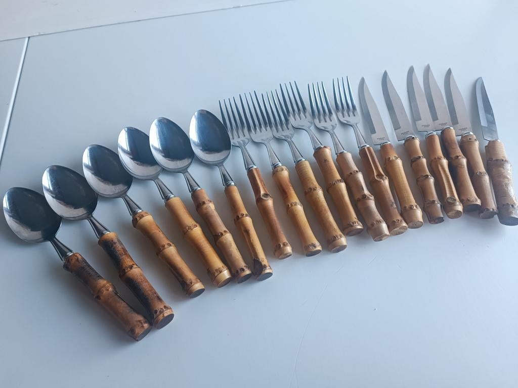 18 couverts en acier inoxydable avec des manches en bambou