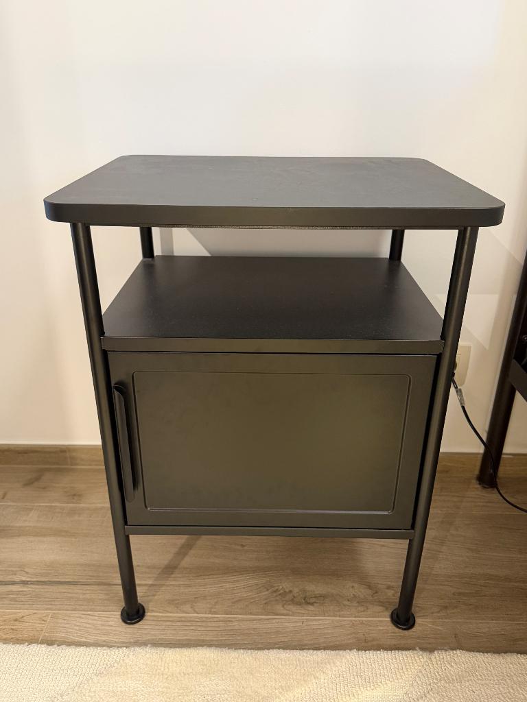2 Tables de nuit en acier noir IKEA, Maison & Meubles, 45 à 65 cm, Comme neuf, Enlèvement, Métal ou Aluminium