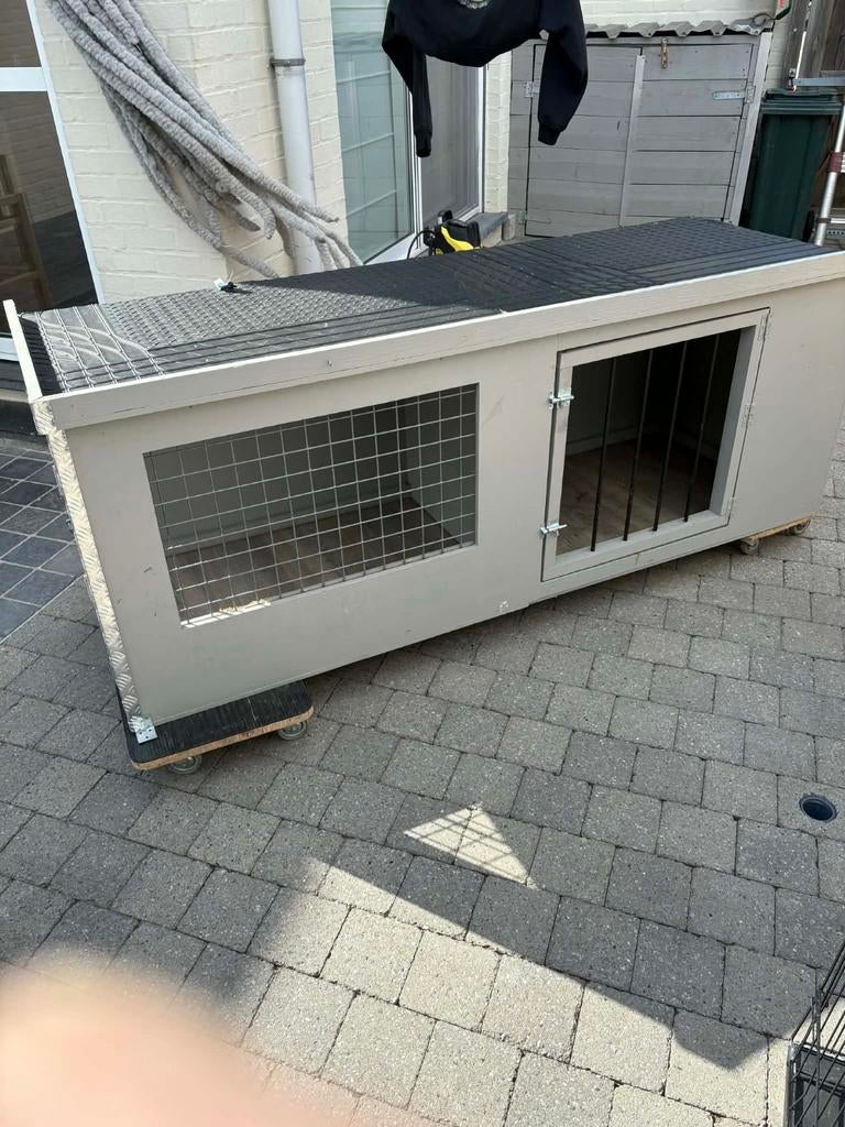 Houten hondenbench, Enlèvement