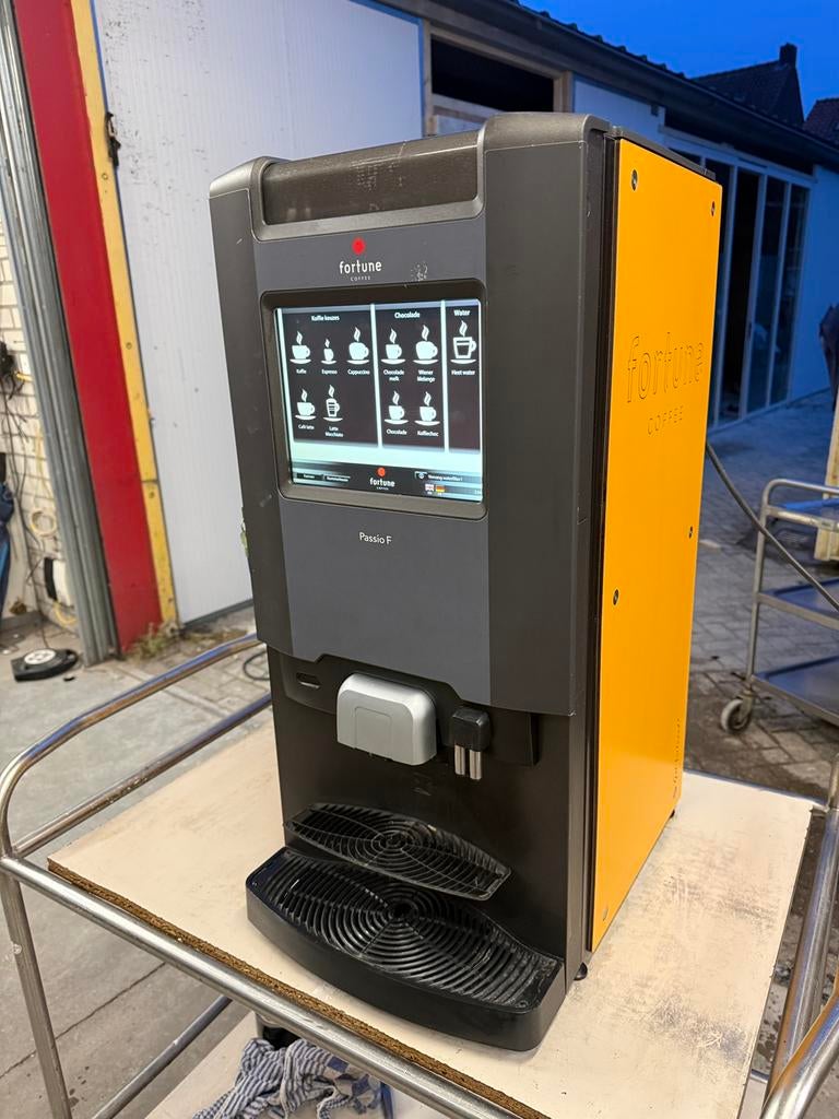Koffiemachine horeca chocolademelk touch screen koffiezet, Ophalen, Zo goed als nieuw, Koffiemachine