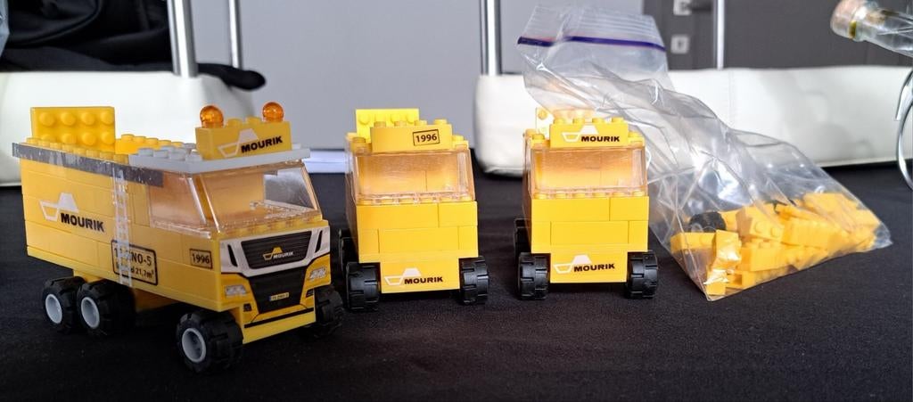 Lego Mourik
3 vrachtwagens en wat reserve onderdelen., Ophalen of Verzenden, Lego