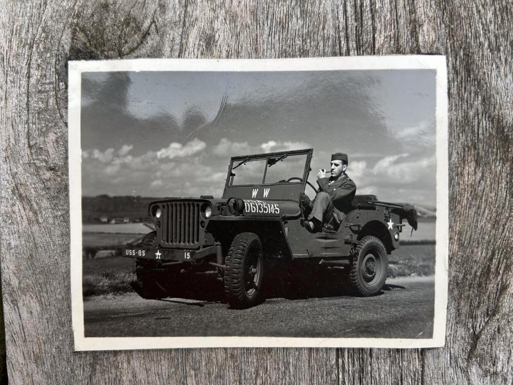 US WW2 originele foto soldaat in Willys MB Jeep - met naam, Verzamelen, Militaria | Tweede Wereldoorlog, Ophalen of Verzenden