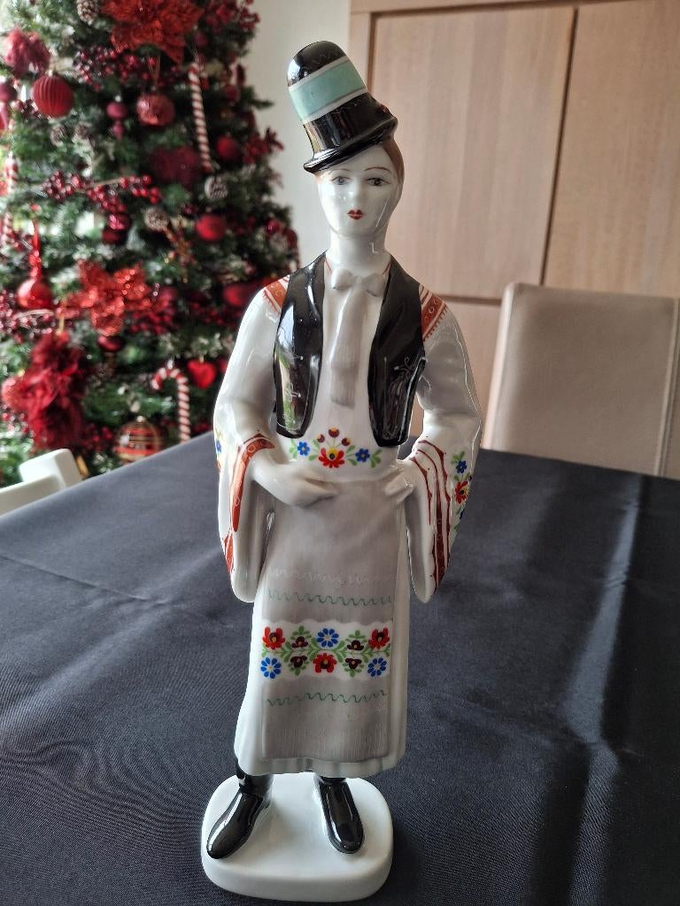 Figurine homme porcelaine hongroise Hollohaza, Enlèvement
