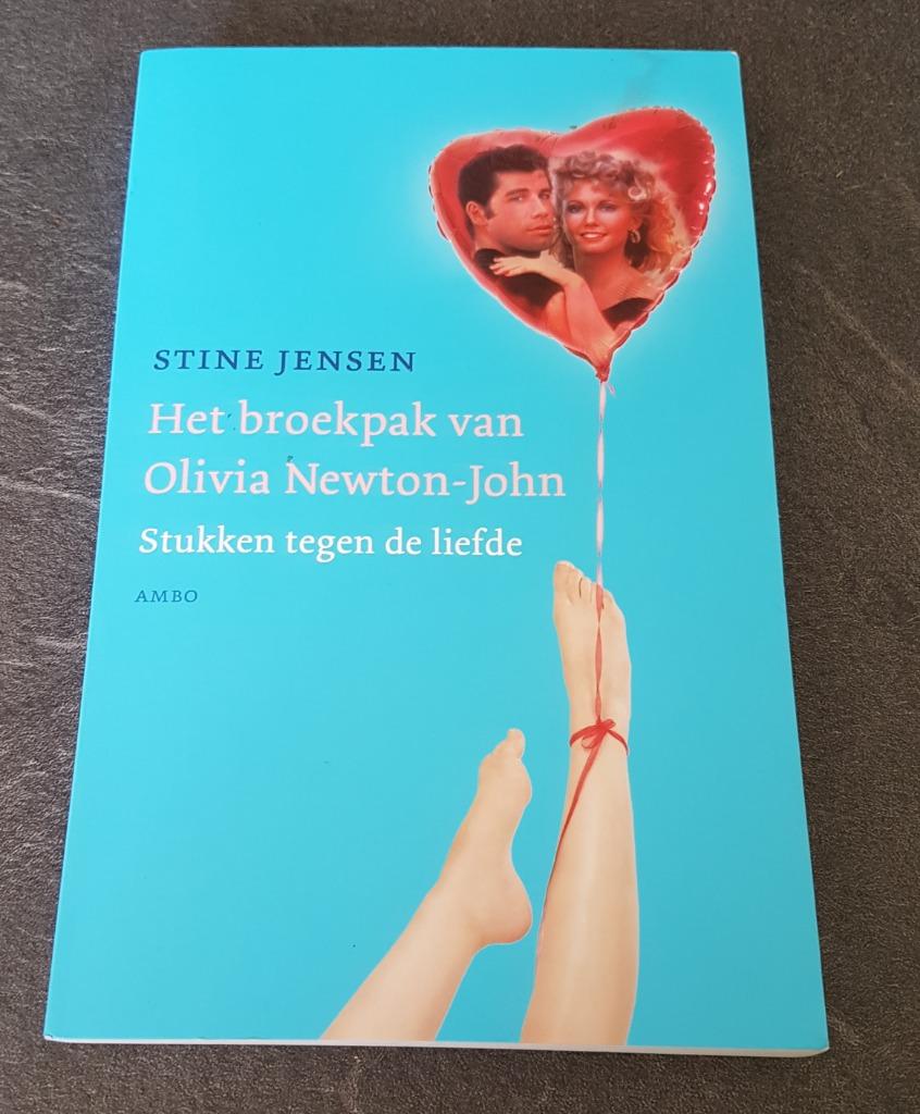 boek: Het broekpak van Olivia Newton John, Livres, Romans, Comme neuf, Enlèvement ou Envoi