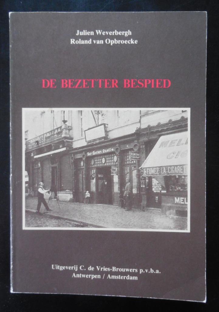 De bezetter bespied - 1980, Ophalen of Verzenden, Gelezen