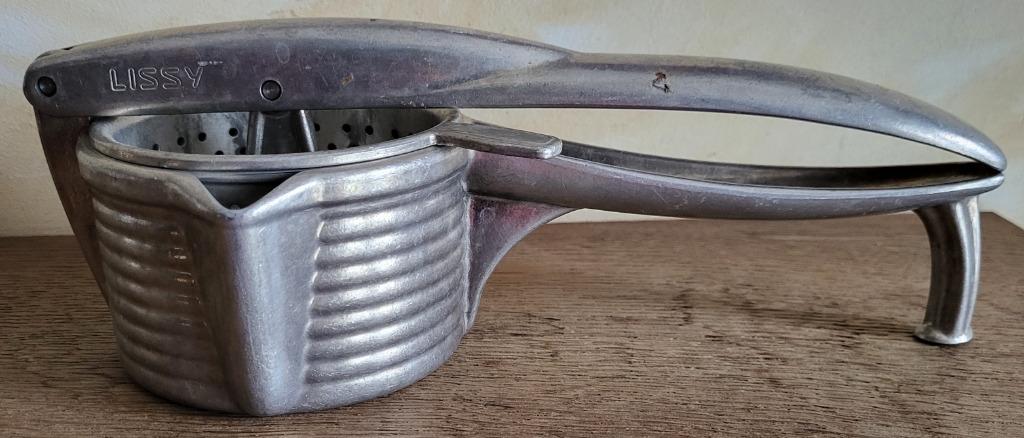 LISSY Swiss Patent Presse-fruits aluminium VINTAGE, Antiquités & Art, Enlèvement ou Envoi