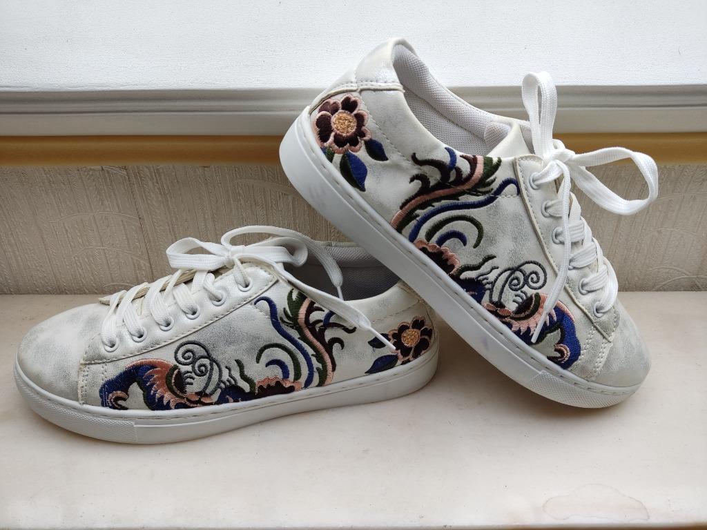 baskets femme en similicuir avec broderie à l'arrière,, Enlèvement ou Envoi, Comme neuf, Blanc, Chaussures basses