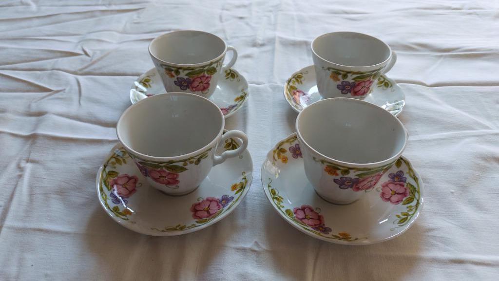 Lot de quatre tasses et sous-tasses fleuries vintage, Enlèvement ou Envoi