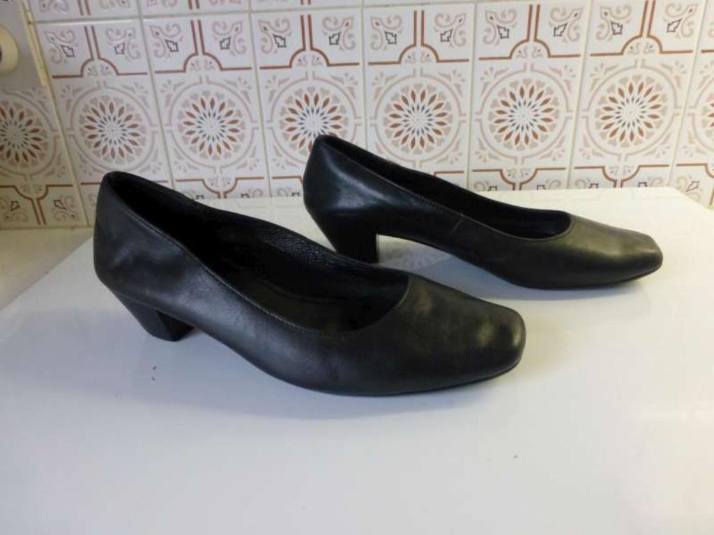 Damespumps - zwart - Maat 5 1/2 H of 38 1/2 H, Vêtements | Femmes, Chaussures, Porté, Escarpins, Noir, Enlèvement ou Envoi