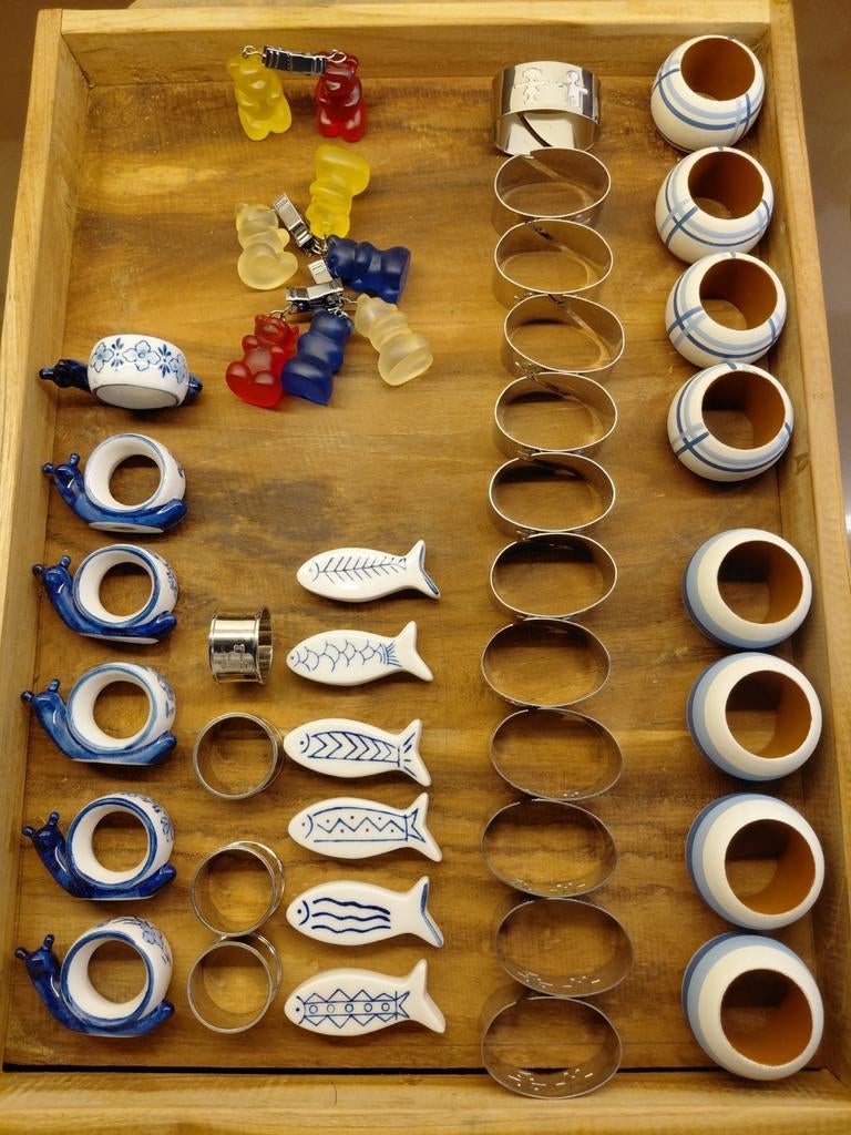 Diverse servetringen, mesleggers en tafelkleed verzwaarders, Ophalen of Verzenden, Zo goed als nieuw