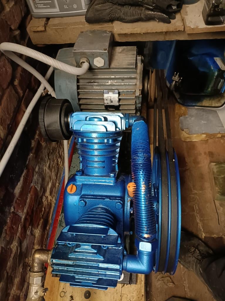 Installation de compresseur industriel 5,5 kW presque neuve, Bricolage & Construction, Compresseurs, Utilisé, 10 bars ou plus
