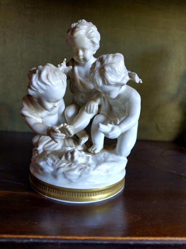 Antiek Duits porseleinen beeldje met drie putti – gemerkt ca, Ophalen