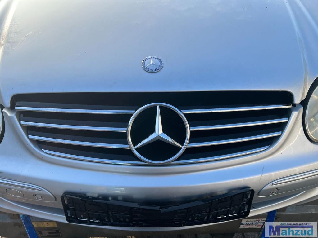 MERCEDES CLK W209 grille 2002-2009, Gebruikt, Mercedes-Benz AG, Mercedes-Benz, Mercedesstrasse 120
70372  Stuttgart, DE