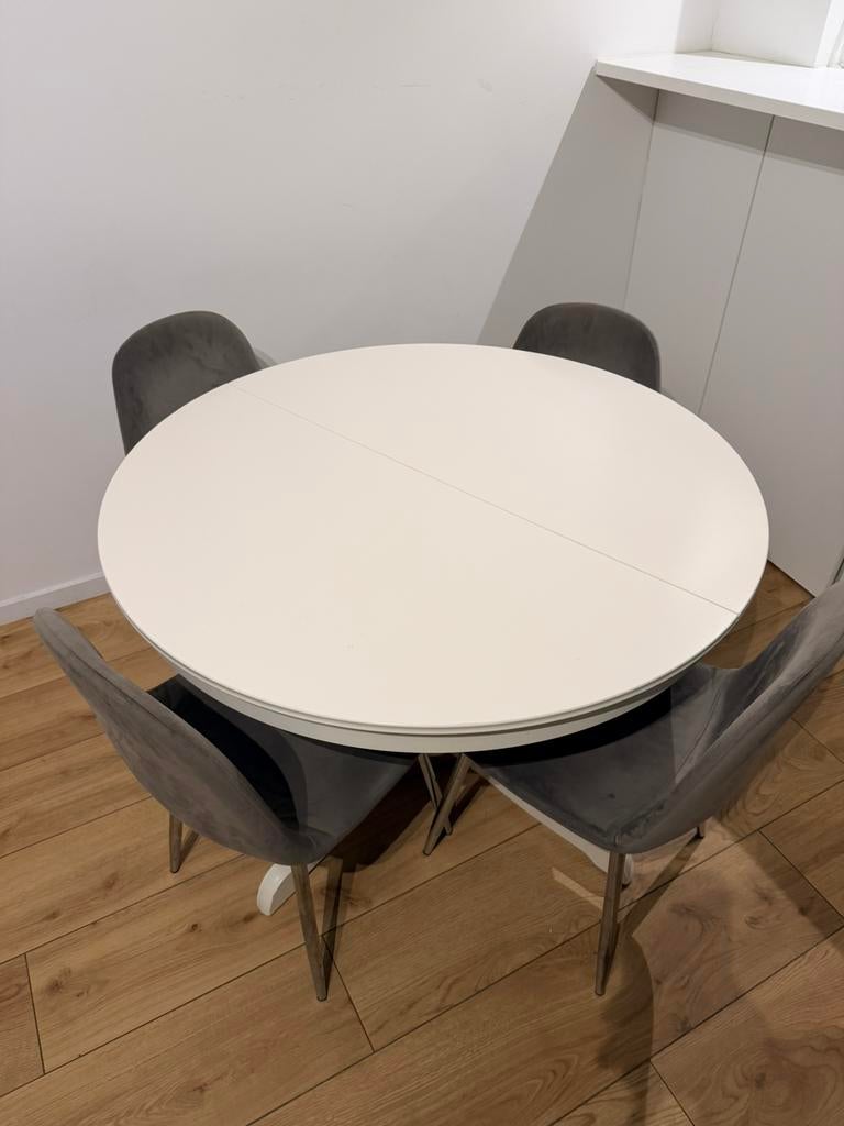 Uitschuifbare ronde eettafel + 4 grijze fluwelen stoelen, Huis en Inrichting, Ophalen, Zo goed als nieuw, Vier personen, Rond