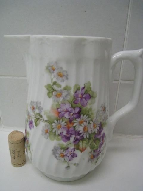 Kan in porselein, wit met bloemenmoetief, Collections, Enlèvement, Porcelaine