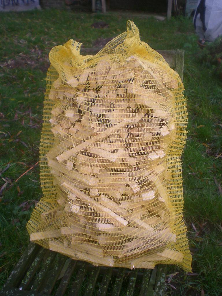 Aanmaakhout te koop enkele zakken, Ophalen