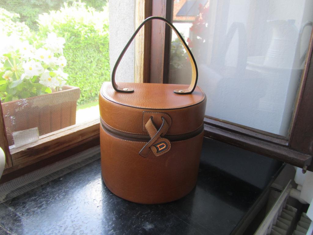 DELVAUX Sac boite rare fauve siglé, Envoi