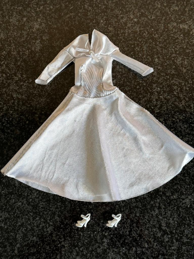 Barbie White dress ( vintage ), Ophalen of Verzenden, Gebruikt, Kleertjes